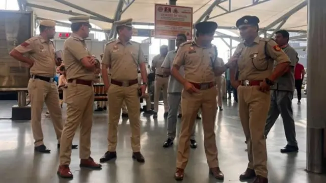 इंदिरा गांधी आंतरराष्ट्रीय विमानतळावर चोख सुरक्षा व्यवस्था तैनात करण्यात आली आहे.