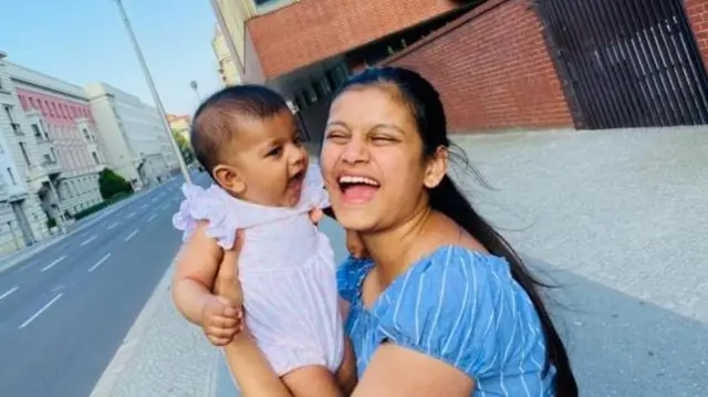 தாயிடமிருந்து குழந்தையைப் பறித்த அரசு