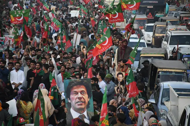  ပါကစ္စတန် ကရာချီမြို့မှာ အတိုက်အခံခေါင်းဆောင် အီမရန်ခမ်းကို ထောက်ခံသူများ