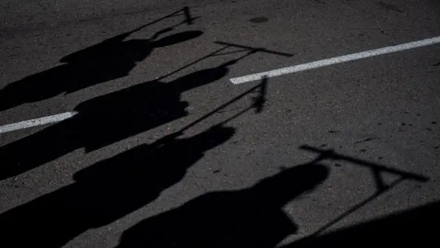 تصویر سایه دار زدن افراد که در یک تظاهرات بازسازی شد