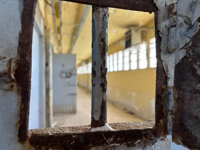 زنازين مغطاة بشِباك العنكبوت.