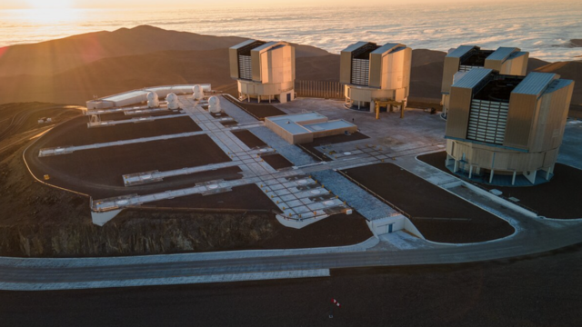مجموعه تلسکوپ های وی ال تی در صحرای آتاکاما در ارتفاع بالا در شیلی قرار دارد