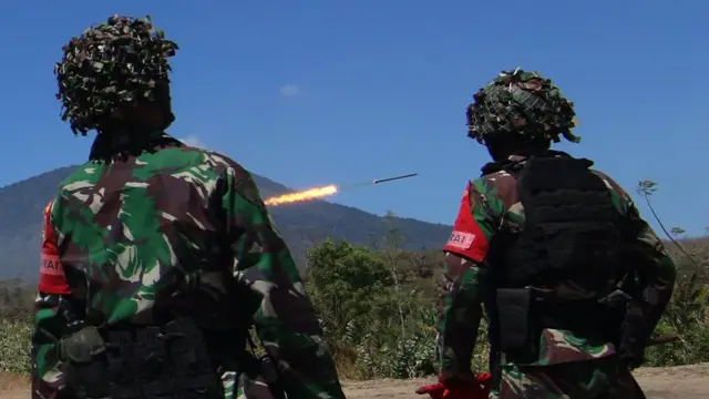 Pengamat militer Al Araf mengatakan sikap intimidasi seperti ini disebabkan oleh beberapa hal, salah satunya karena tidak ada mekanisme penghukuman terhadap anggota TNI yang terlibat dalam kejahatan umum. 