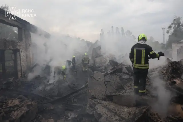Рятувальники на руїнах