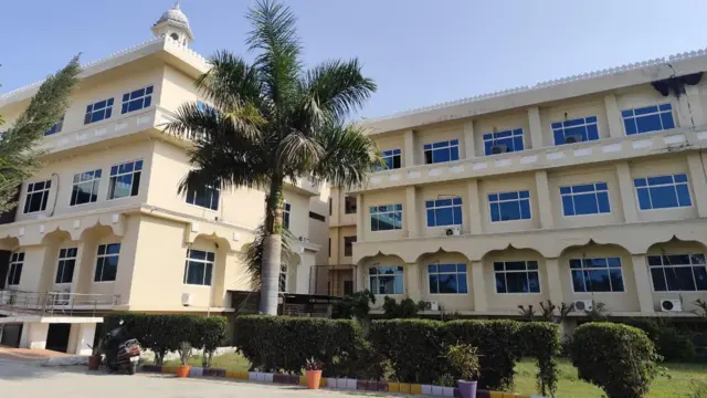 यूनवर्सिटी के अधिकारी इस सारी गड़बड़ी का ठीकरा आरएनसी के सिर फोड़ रहे हैं 