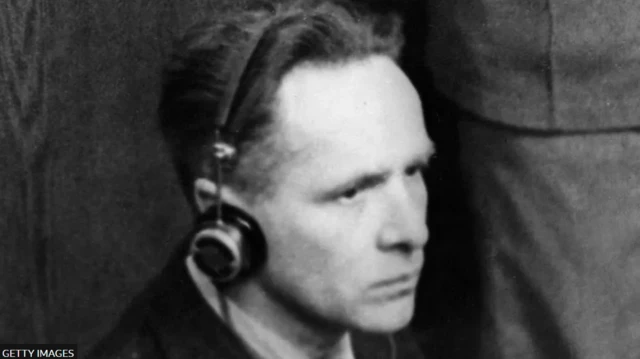 هوس در حال ادای شهادت در محاکمه‌های نورنبرگ