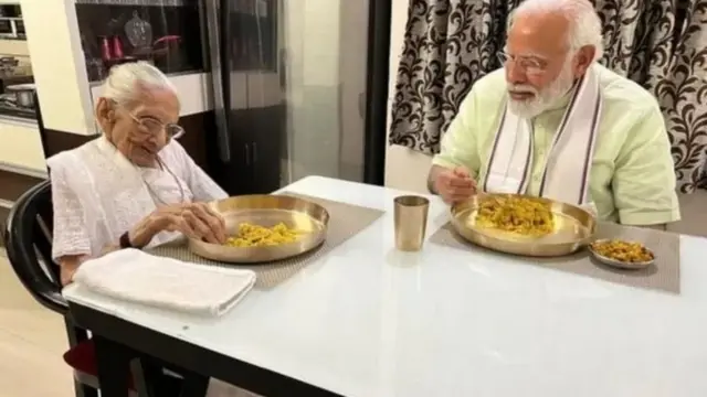 વડા પ્રધાન મોદી માતા હીરાબા
