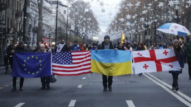 Проевропейские сторонники с флагами Европы, США, Украины и Грузии в Тбилиси 