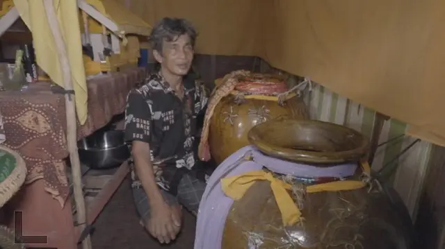 Gandhie memperkenalkan satu persatu guci miliknya. Setiap guci mempunyai nama dan dipercaya dihuni oleh makhluk pembawa rezeki.