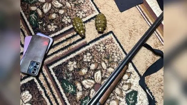 У затриманого під час обшуків знайшли зброю