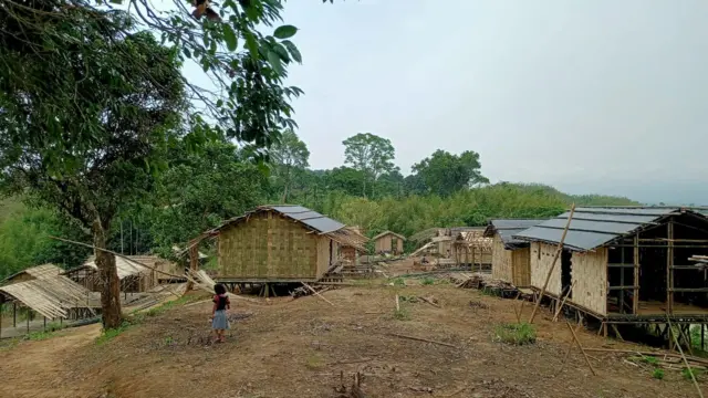 শরণার্থীদের জন্য ঘর তৈরি করা হচ্ছে লংৎলাই জেলায় 