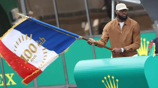 تصویر لبرون جیمز، فوق ستاره ان‌بی‌ای، در آغاز مسابقه ۲۴ ساعته لومان ۲۰۲۳، که صدمین سال خود را جشن گرفت