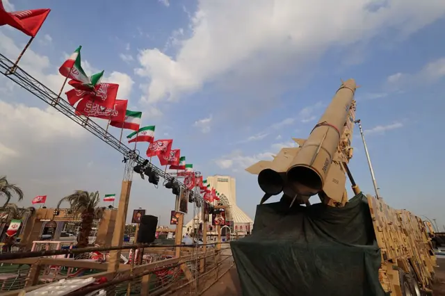 İran yapımı Zülfikar füzeleri, 2 Ağustos 2026'da Tahran'daki Azadi Meydanı'nda sergileniyor.