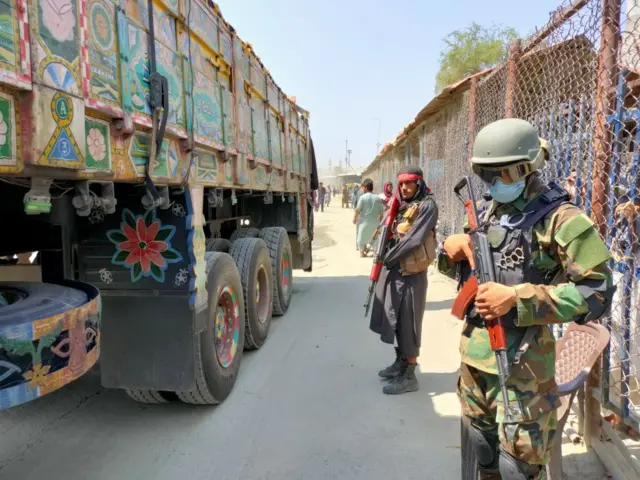 له هغه راهیسي چې دغه لار تړل شوې د طالبانو حکومت او پاکستان ترمنځ څو واري وسله والې نښتې هم شوي.