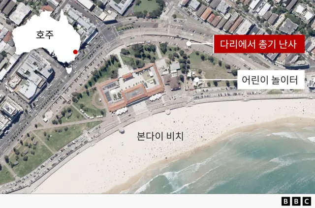 본다이 비치 위성사진. 해변가를 따라 잔디밭과 도로가 조성돼 있으며, 잔디밭 동북부 보행자 다리에서 총격범 2인이 총을 발사한 것으로 확인됐다