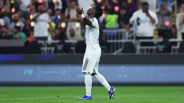 سوء العلاقة مع البرازيلي فينيسيوس جونيور أولى التحديات التي واجهت ألونسو