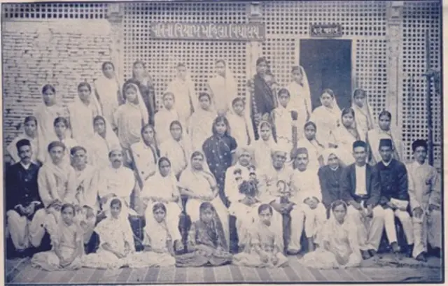 વનિતા વિશ્રામના કાર્યકરો અને વિદ્યાર્થિનીઓ સાથે વચ્ચેની ખુરશીમાં શારદાબહેન 