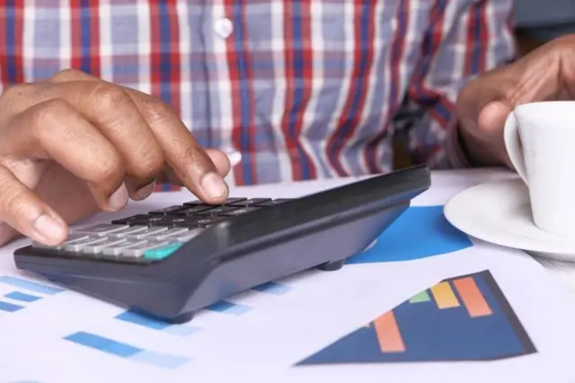 জিনিসের দাম বাড়লে সংসারের হিসাব মেলানো কষ্ট হয়ে যায়