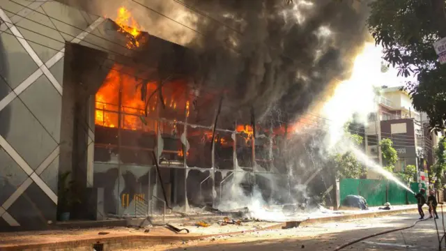 बांग्लादेश में पिछले महीने से सरकारी नौकरी में कोटे के ख़िलाफ़ आंदोलन चल रहा है.