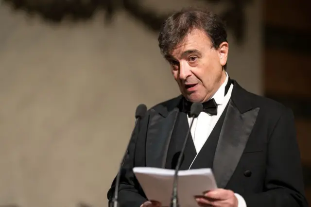 Javier Cercas, lendo um texto em público