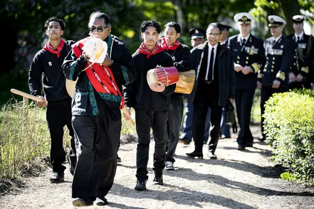 Para peserta yang memainkan gendang tifa ikut serta dalam prosesi peresmian monumen baru untuk menghormati upaya para marinir Maluku pada tahun 1946, di Amsterdam pada 29 April 2026, dalam rangka peringatan 75 tahun kehadiran Maluku di Belanda. Pada tahun 1946, orang-orang Maluku pertama datang ke Belanda untuk pelatihan dengan Angkatan Laut Kerajaan Belanda, setelah itu mereka bertugas aktif di Amsterdam, serta di Indonesia dan bagian lain Kerajaan Belanda. 