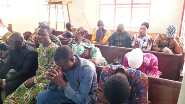 Awọn to n daro dorikodo nibi isin iranti oloogbe John Olaleye