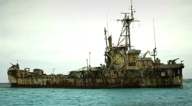 เรือเซียร์รา มาเดร ซากเรือรบของฟิลิปปินส์เกยตื้นอยู่ที่บริเวณแนวสันดอนอยุนงิน 