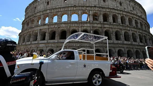 Папамобиль на фоне Колизея.