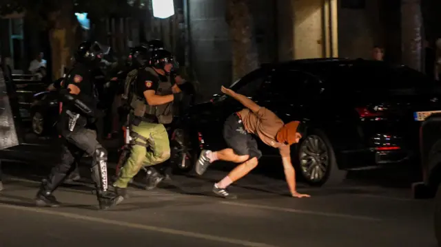 Policija juri demonstrante