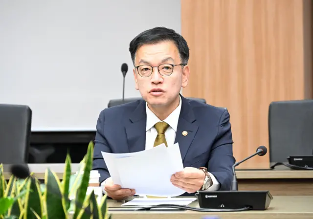 서류를 들고 있는 최상목 경제부총리