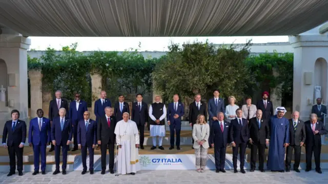 Foto Popu Francis na Praịm Mịnịsta mba Itali bụ Giorgia Meloni na ndị isiala ndị ọzọ oge ọgbakọ G7 summit na Savelletri, Itali na 14 Juun 2024 
