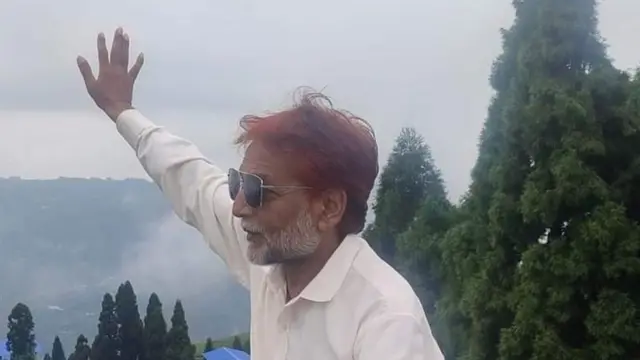 জনকপুর পৌরসভার কর্মী নাসিম আখতার, যিনি গেরুয়া ইউনিফর্ম পরতে অস্বীকার করেন