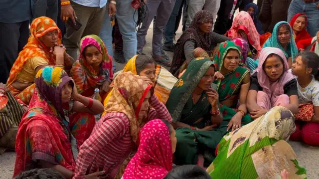 अस्पताल के बाहर बैठी महिलाएं