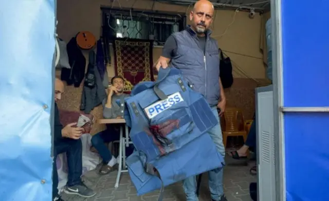 السترة الواقية من الرصاص الخاصة بمراسل الجزيرة وائل الدحدوح، الذي أصيب وسط الحرب