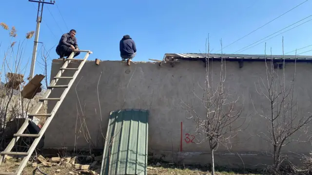 Алмазды үч бөлмөлүү үйүнүн бир бөлмөсүн бузуп жаткан жерден жолуктурдук