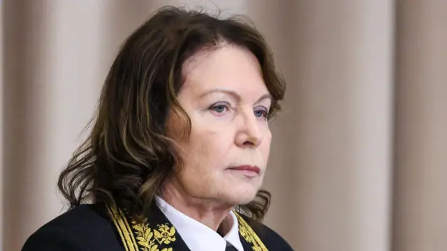 Женщина в форме прокурора