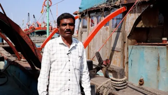 હરજી જીવા લોઢારીનું કહેવું છે કે હોડીને દરિયામાં લઈ જવા માટે પાંચ-છ લાખનો ખર્ચ થઈ જાય છે