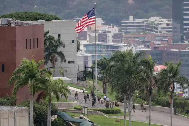 Militares y funcionarios estadounidenses en la explanada de la embajada de EE.UU. en Caracas.