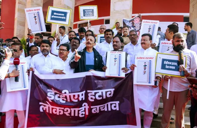 विरोधी पक्षानं विधानसभेच्या पायऱ्यांवर 'ईव्हीएम हटाव-संविधान बचाव' म्हणत घोषणाबाजी केली.