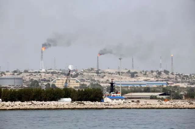 இரானின் 90% எண்ணெய் ஏற்றுமதி செல்லும் கார்க் தீவை அமெரிக்கா கைப்பற்றினால் என்ன நடக்கும்?