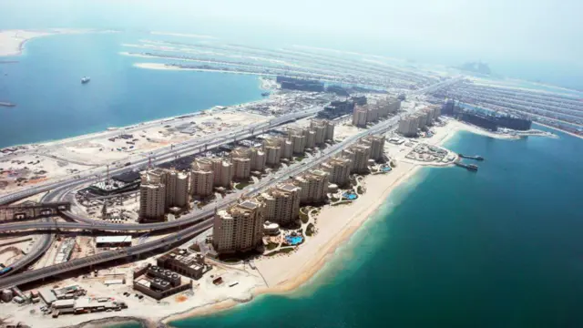  পাম জুমেইরা, বিলিওনিয়ারদের বিনিয়োগের জায়গা। বাংলাদেশী মালিকানাধীন সম্পদও আছে এখানে। 