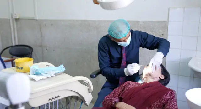 عباسی شہید ہسپتال کراچی میں معائنہ کے دوران خدیجہ اورڈاکٹر سفیان