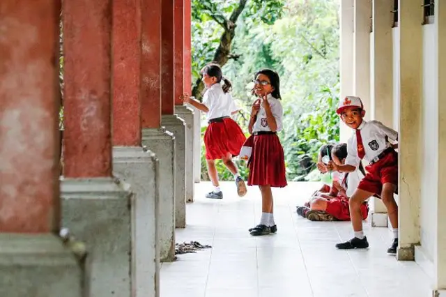 Anak-anak bermain di taman bermain di desa New Ngelepen, Yogyakarta, Indonesia pada 14 November 2016.