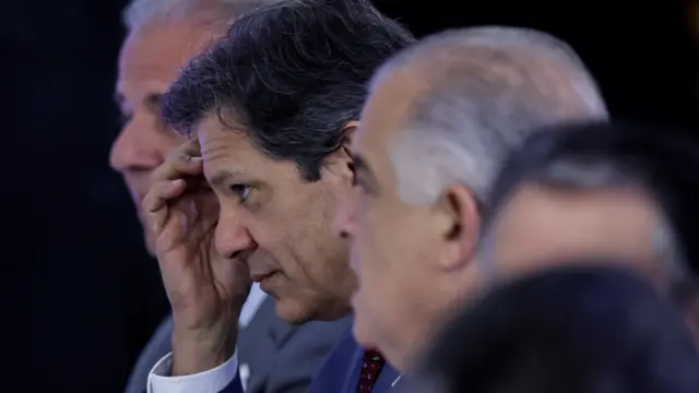 Haddad coça a cabeça durante evento com ministros do governo Lula