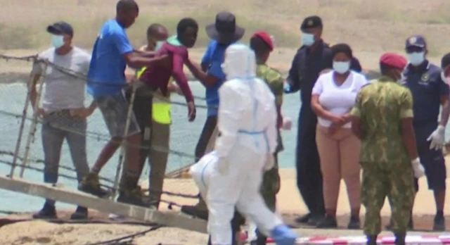 Un rescapé est aidé à regagner le rivage au Sénégal