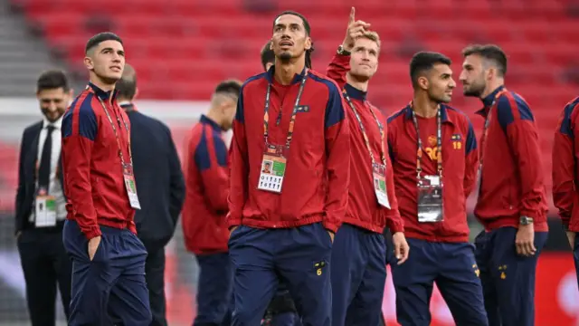 Roma players on di pitch ahead of di Europa League final