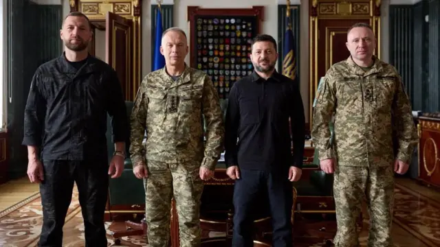 После заявления о назначении Драпатого Зеленский опубликовал фотографию с военным руководством. На снимке исполняющий обязанности министра обороны Евгений Хмара, уходящий главком ВСУ Александр Сырский, Владимир Зеленский, Михаил Драпатый