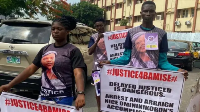 Aworan obinrin ati awọn ọkunrin meji ti wọn n beere idajọ ododo fun Bamise.