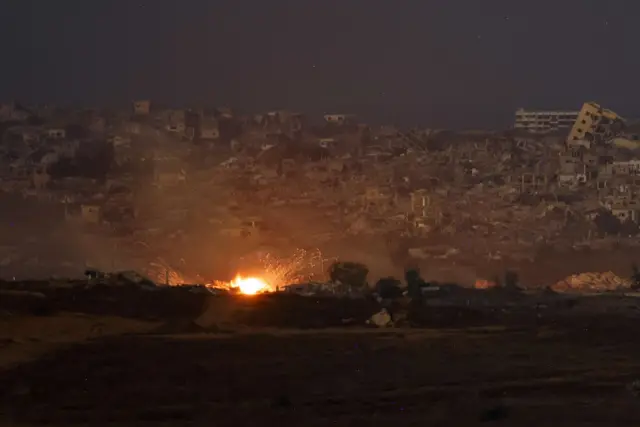 د غزې ډېری اوسېدونکي څو څو ځله بې‌ځایه شوي. ویل کېږي چې د غزې له ۹۰ سلنه زیات کورونه زیانمن شوي یا ویجاړ شوي، روغتیا، اوبه، صفايي او د حفظ الصحې سیستمونه ختم  شوي او خوراکي او سونتوکي، درمل او سرپناوې کمې دي.