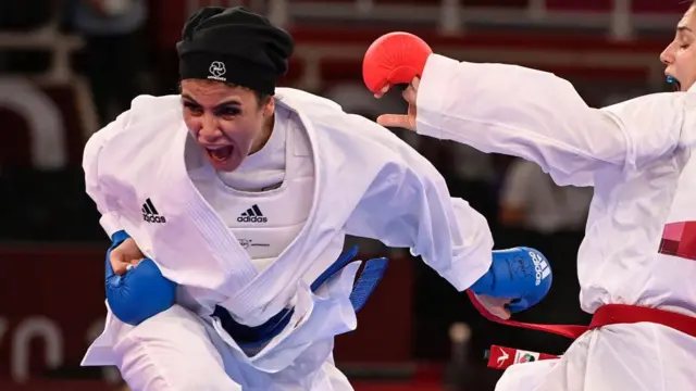 از میان کاراته‌کاهای زن، سارا بهمنیار بعد از درخشش در مسابقات کاراته قهرمانی آسیا و ایستادن روی سکوی قهرمانی، بزرگ‌ترین شانس کاراته ایران در بخش زنان است